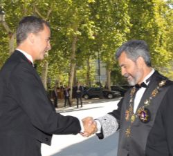 Su Majestad el Rey, a su llegada, recibe el saludo del presidente del Tribunal Supremo y del Consejo General del Poder Judicial, Carlos Lesmes