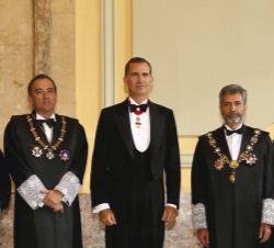 Don Felipe junto a las autoridades asistentes a la Apertura del Año Judicial 2015 - 2016