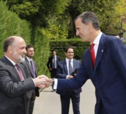 Don Felipe recibe el saludo del presidente delTribunal Constitucional, Francisco Pérez de los Cobos