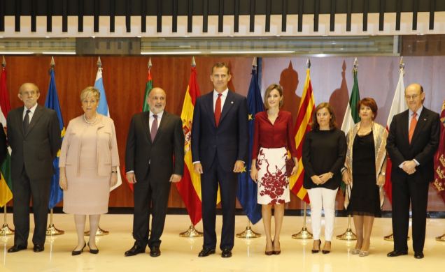 Sus Majestades los Reyes acompañados por las autoridades asistentes al almuerzo con motivo del XXXV Aniversario del Tribunal Constitucional