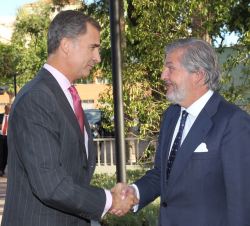 Su Majestad el Rey recibe a su llegada al acto el saludo del ministro de Educación, Cultura y Deporte, Íñigo Méndez de Vigo