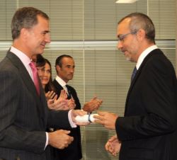 Su Majestad el Rey entrega el diploma del Premio Jaime Fernández Araoz a Gabriel Jiménez Zambrano