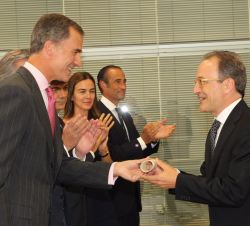 Su Majestad el Rey entrega el diploma del Premio Jaime Fernández Araoz a Marcel Jansen