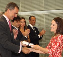 Su Majestad el Rey entrega el diploma del Premio Jaime Fernández Araoz a Sonia Ruano
