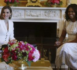 La Reina Letizia y la primera dama, Michelle Obama, durante el encuentro que han mantenido en la Casa Blanca
