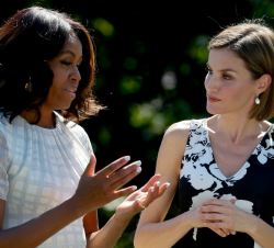 La Reina Letizia y la primera dama, Michelle Obama, durante su recorrido por el jardín-huerto de la Casa Blanca
