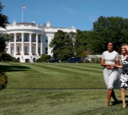 Doña Letizia y Michelle Obama pasean por los jardines de la Casa Blanca