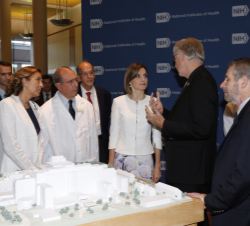 Doña Letizia atiende a las explicaciones del director del NIH, Francis Collins
