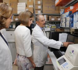 La Reina, con el Dr. Helman y la secretaria de Estado de Investigación, Desarrollo e Innovación, Carmen Vela