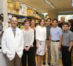 Doña Letizia, con investigadores del Hospital Clínico del NIH