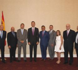 Su Majestad el Rey con los líderes hispanos asistentes al encuentro