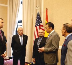 Don Felipe durante el encuentro con los líderes hispanos