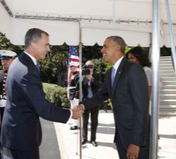 Su Majestad Rey recibe el saludo del presidente Barack Obama a su llegada a la Casa Blanca