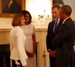 Sus Majestades los Reyes conversan con el presidente Barack Obama y su esposa Michelle durante su visita a la Casa Blanca