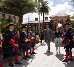 Los Reyes y Doña Letizia, a su llegada al Flagler College, antes del almuerzo ofrecido por la alcaldesa de San Agustín