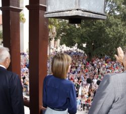 Los Reyes saludan desde el balcón de la Casa de Gobierno a los numerosos ciudadanos de San Agustín que acudieron a recibirles