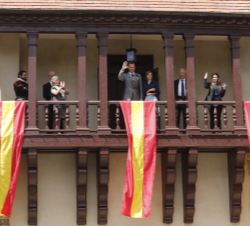 Los Reyes saludan desde el balcón de la Casa de Gobierno
