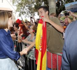 La Reina saluda a los ciudadanos de San Agustín