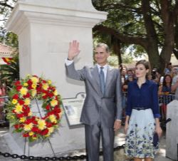 Los Reyes, en el Monumento a la Constitución Española de 1812