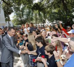 Don Felipe saluda a los ciudadanos de San Agustín