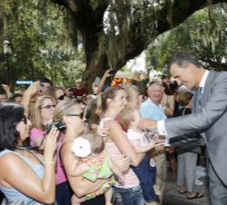Don Felipe saluda a los ciudadanos de San Agustín