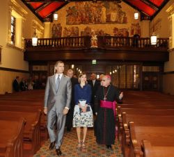 Los Reyes atienden a las explicaciones del obispo de la Diócesis de San Agustín, monseñor Felipe J. Estévez
