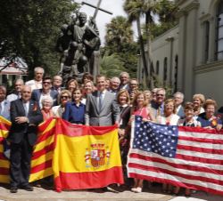 Los Reyes, con un grupo de ciudadanos menorquines desplazados a la ciudad con motivo del 450 aniversario, junto al Monumento al Padre Camps