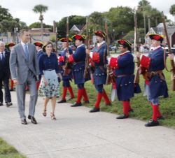 Los Reyes, acompañados por el ministro de Asuntos Exteriores y de Cooperación y la alcaldesa de San Agustín, Nancy Shaver, a su llegada al Castillo de