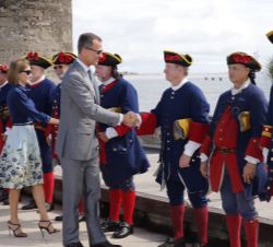 Don Felipe y Doña Letizia saludan a los voluntarios vestidos con los trajes de la milicia de la Guarnición de San Agustín