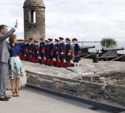 Los Reyes saludan a los ciudadanos que les dieron la bienvenida