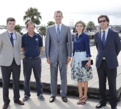 Don Felipe y Doña Letizia, con una comisión de la Fundación Nao Victoria, que gestiona el Galeón San Pelayo, atracado en la ría de la ciudad, réplica 