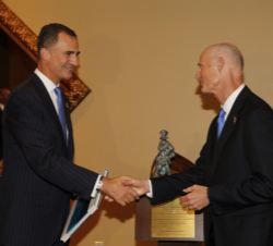 Don Felipe hace entrega al gobernador de Florida, Rick Scott, de la escultura "El paso a un nuevo mundo: la fundación de San Agustín por Pedro Me