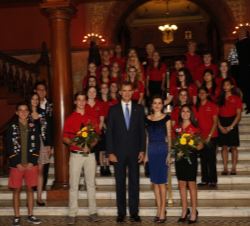 Los Reyes, con el grupo de estudiantes del Flagler College, "Embajadores" del 450 aniversario de San Agustín