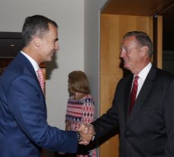 Don Felipe recibe el saludo del consejero estratégico del Presidente de los EE.UU. y consejero delegado de la US Chamber of Commerce y exconsejero de 