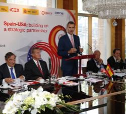 Don Felipe, junto al ministro de Asuntos Exteriores y de Cooperación, el consejero delegado de la US Chamber of Commerce y el presidente de la CEOE, e