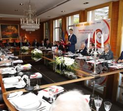 Vista general de la reunión con empresarios estadounidenses.