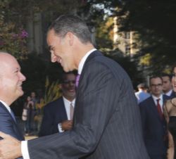 Tras su llegada a la Universidad de Georgetown, Sus Majestades los Reyes, son recibidos por el presidente de la Universidad, John Degioia