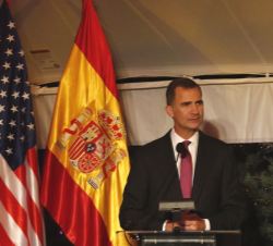 Don Felipe dirige unas breves palabras a los asistentes a la cena, ofrecida en honor a Sus Majestades, en la Unversidad de Georgetown