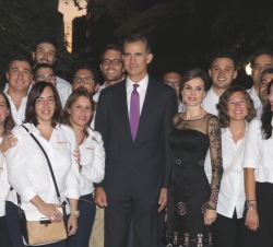 Don Felipe y Doña Letizia con los trabajadores en la cena en la Unversidad de Georgetown