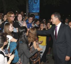 Su Majestad el Rey recibe el saludo de las personas que esperaban a la salida de la Unversidad de Georgetown