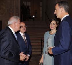 Sus Majestades los Reyes a su llegada al Miami Dade College, conversan con el presidente del Miami Dade College, Eduardo Padrón y el alcalde de Miami,