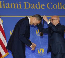 Su Majestad el Rey recibe de manos del presidente del Miami Dade College, Eduardo Padrón, la Medalla Presidencial del centro académico 