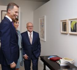 Sus Majestades los Reyes tras donar, al Miami Dade College, una serie de grabados y libros sobre la vida y obra de Pedro Menéndez de Avilés 
