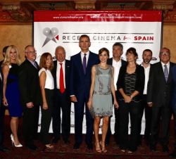Fotografía de grupo de Sus Majestades los Reyes con el ministro español de Asuntos Exteriores y una representación  de la Entidad de Gestión de Derech