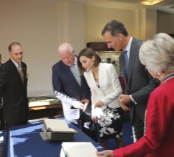 Don Felipe y Doña Letizia observan las firmas de Sus Majestades la Reina Victoria Eugenia en 1936 y de Don Juan Carlos en 1958