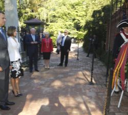 Sus Majestades los Reyes durante la ofrenda floral frente al panteón de George Washington y de su esposa Martha