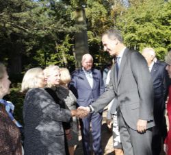 Sus Majestades los Reyes reciben el saludo de las personas asistentes a la ofrenda floral