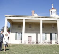 Don Felipe y Doña Letizia junto a la residencia de George Washington