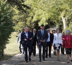 Don Felipe y Doña Letizia durante su desplazamiento a la residencia de George Washington