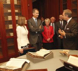 En la Biblioteca Nacional Fred W. Smith, Don Felipe y Doña Letizia, escuchan las explicaciones de su director, Douglas Bradburn